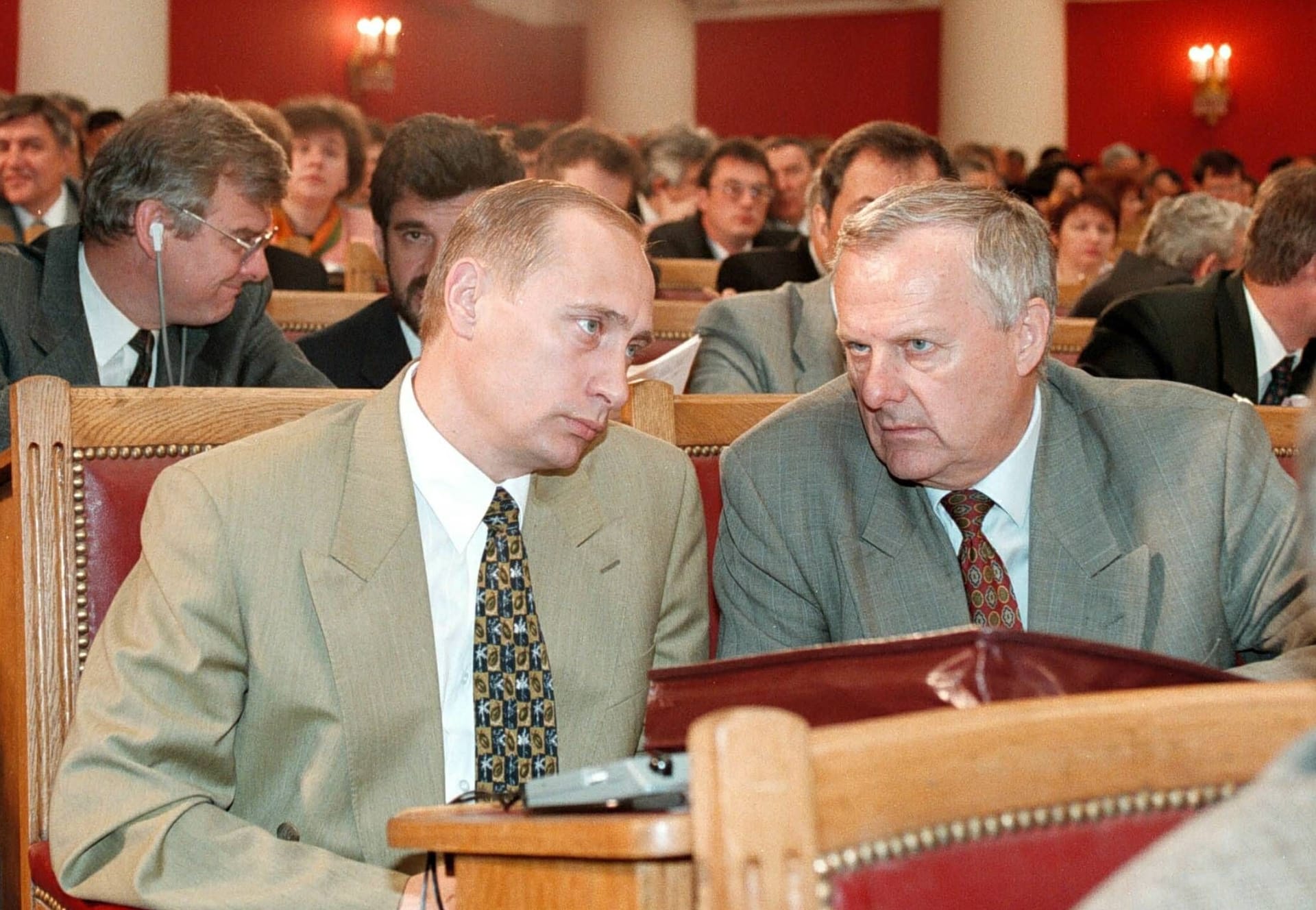 Wladimir Putin (l) und Anatoli Sobtschak (Archivbild): Er gilt als politischer Ziehvater des Autokraten.