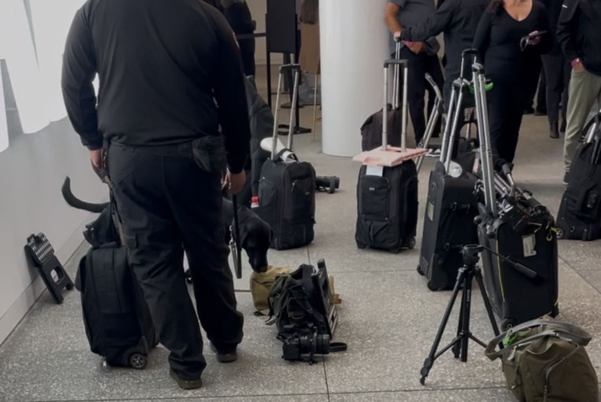 Vor der Premiere des Films in Los Angeles untersuchte ein Sprengstoffspürhund das Equipment der Presse.