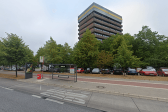 Blick auf die Bushaltestelle Kaltenkircher Platz: Hier soll der Geruch besonders streng sein.