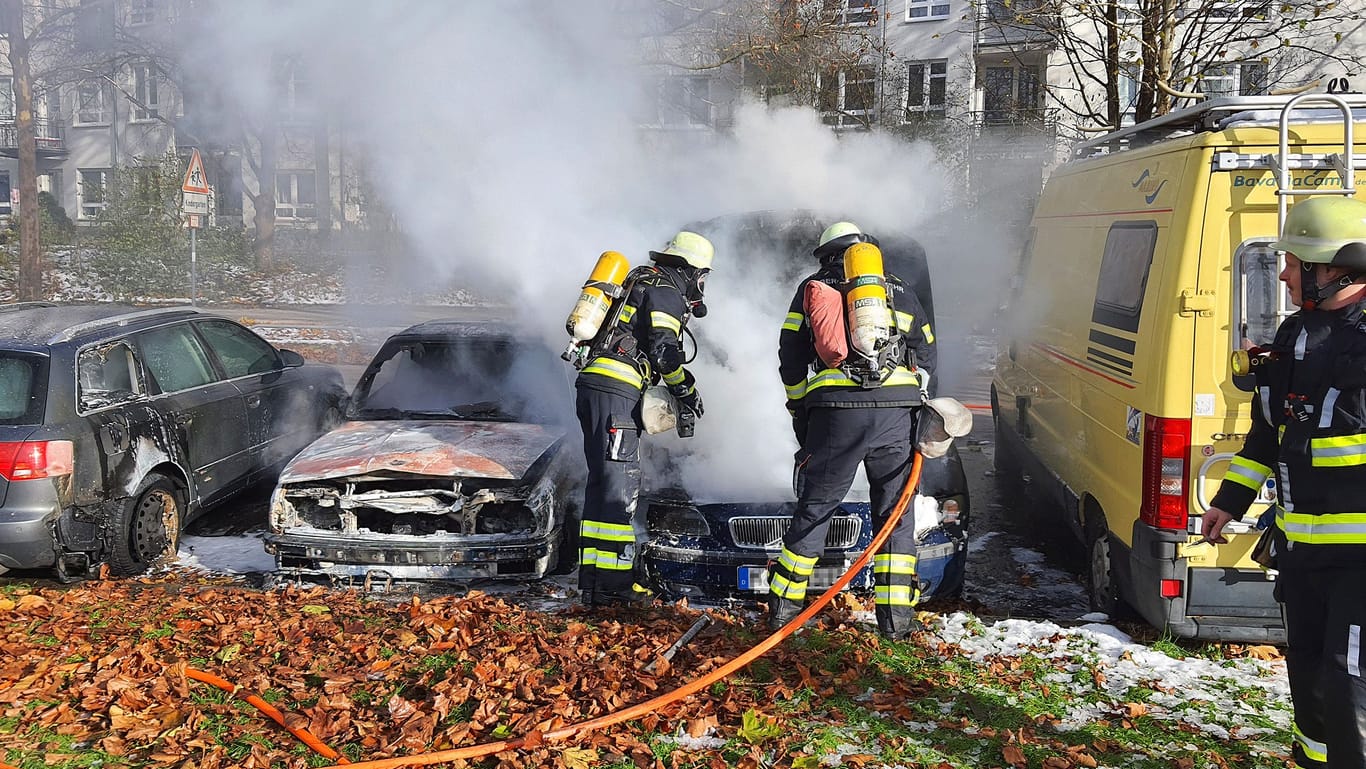 Feuerwehr bei Löscharbeiten in München: Drei Autos fingen am Samstagnachmittag plötzlich Feuer.