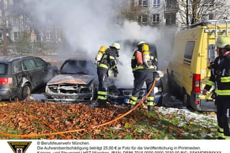 Feuerwehr bei Löscharbeiten in München: Drei Autos fingen am Samstagnachmittag plötzlich Feuer.