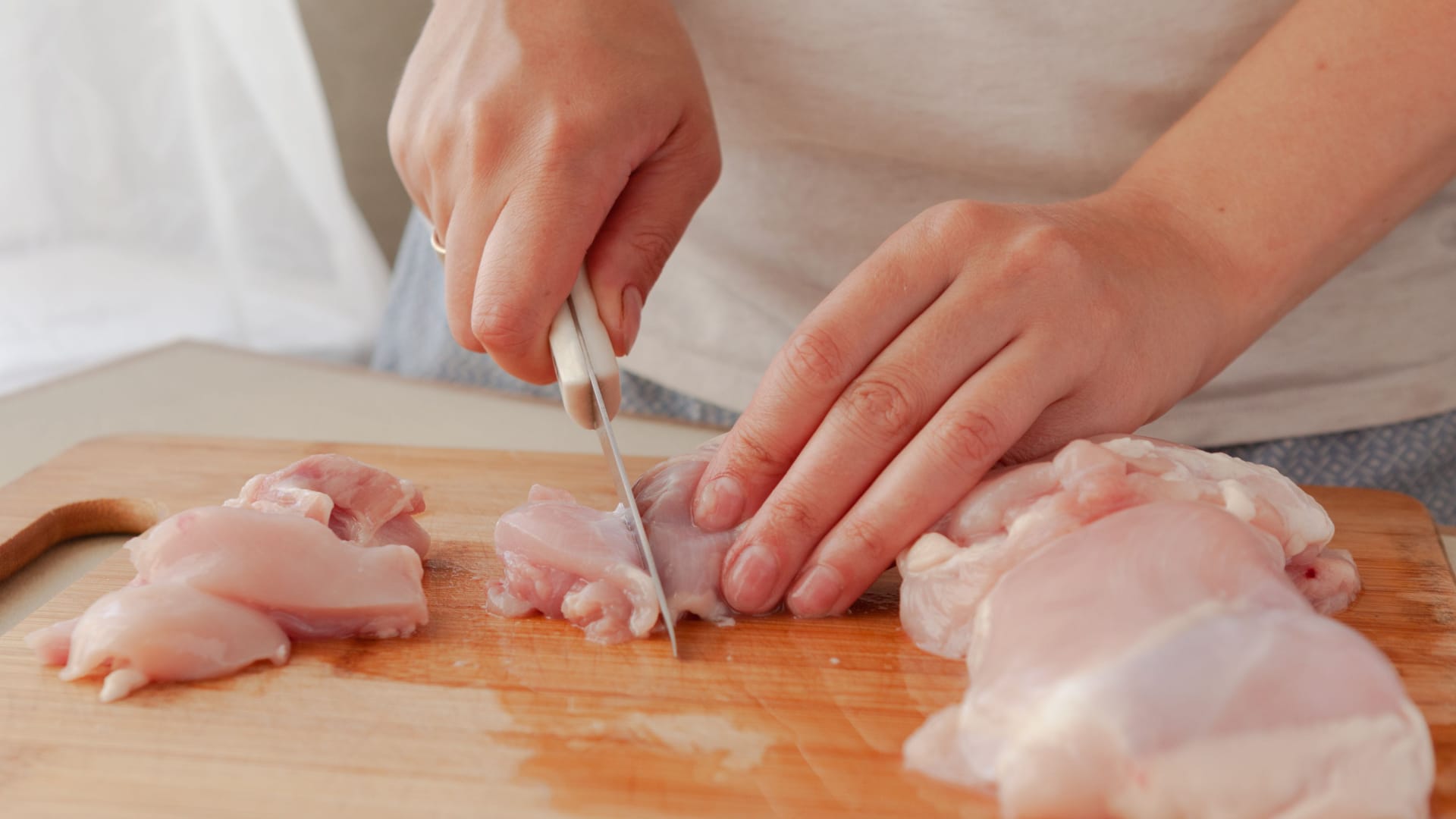 Hygiene beachten: Küchenutensilien sollten nach dem Kontakt mit rohem Fleisch direkt gereinigt werden.