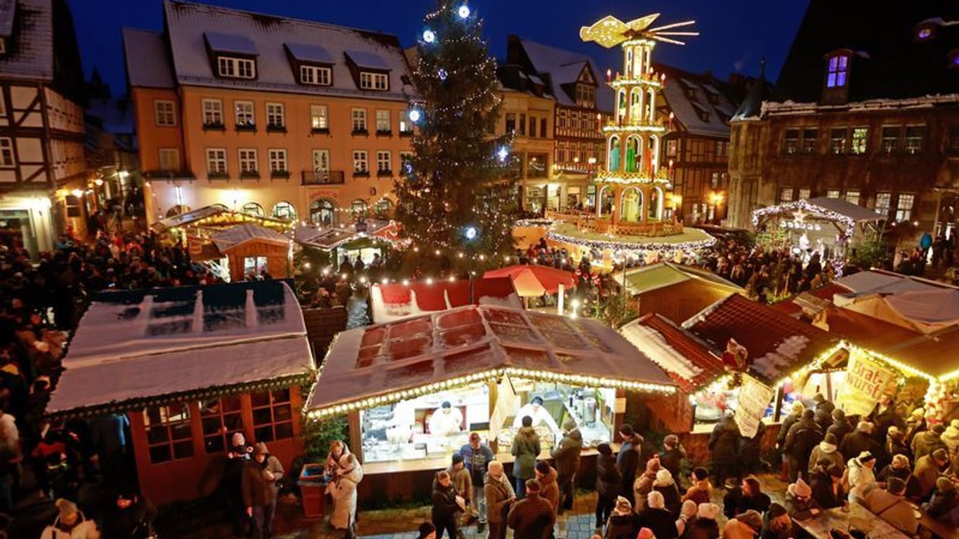 Schöner als in Quedlinburg geht's wahrscheinlich kaum: nahezu ein Bilderbuch-Weihnachtsmarkt.