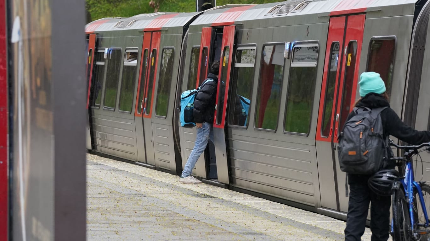 Fahrgäste steigen in U-Bahn ein