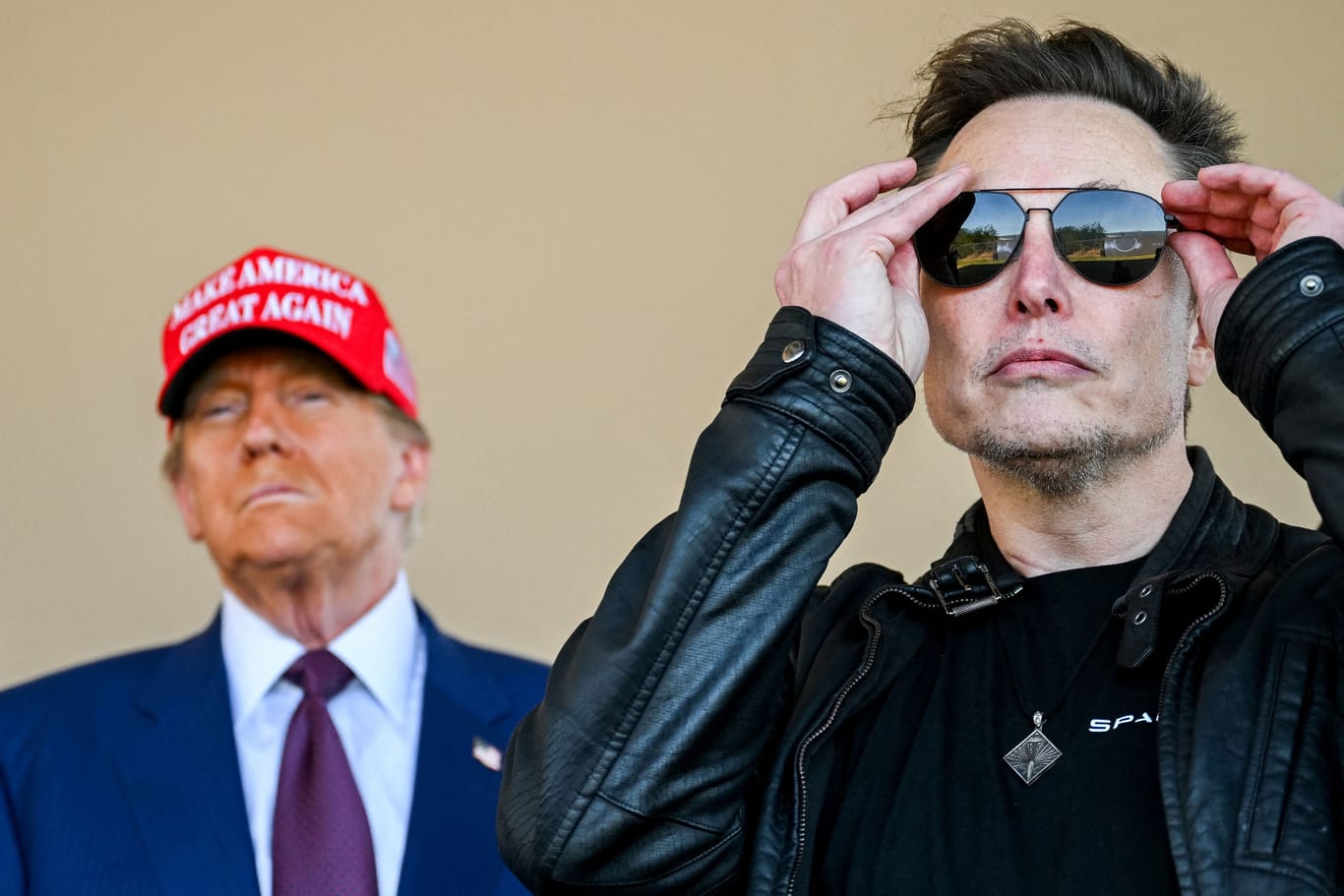 Hat den Durchblick: Elon Musk (r.), reichster Mann der Welt und neuerdings häufig an Donald Trumps Seite zu sehen.