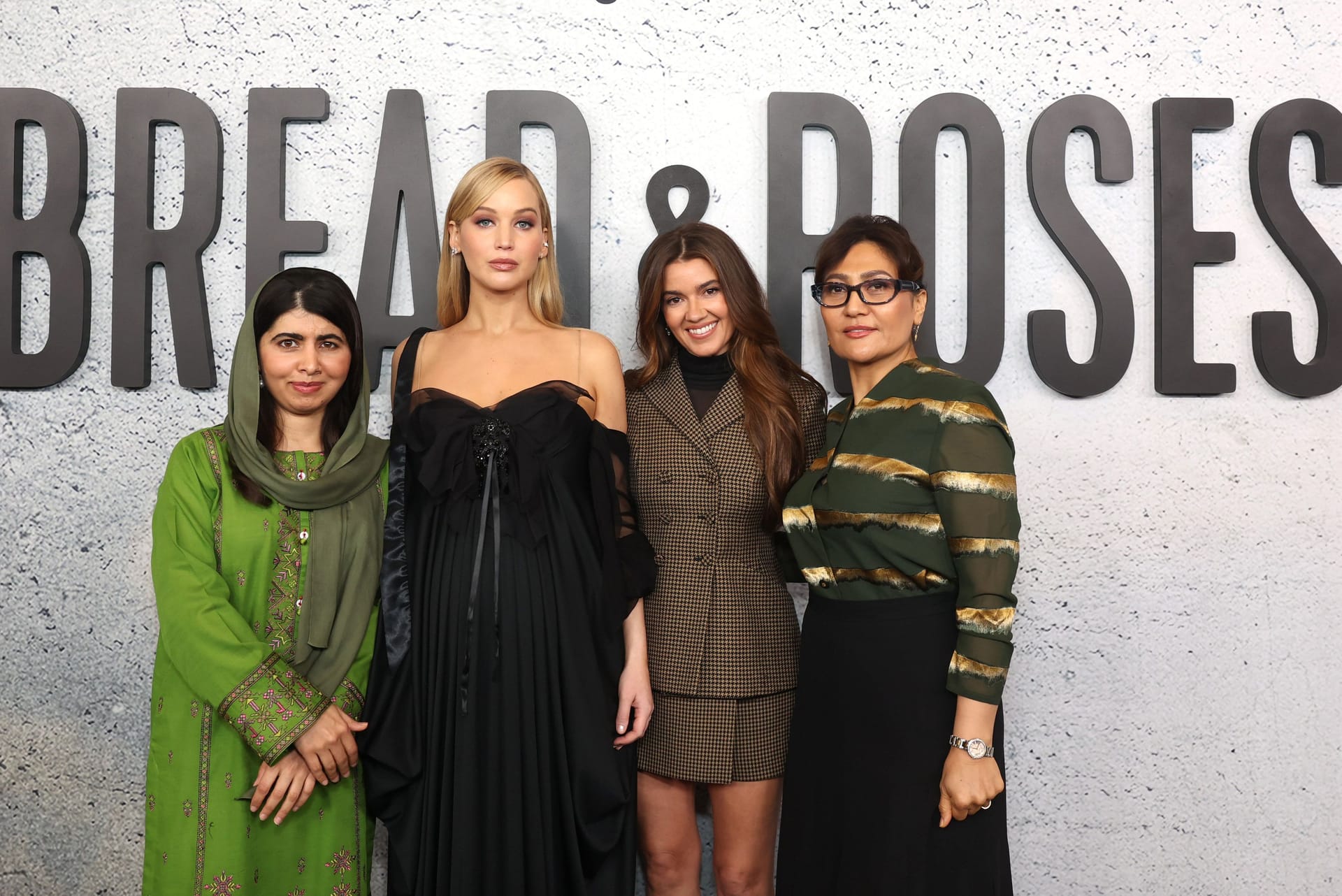 Malala Yousafzai, Jennifer Lawrence, Justine Ciarrocchi und Sahra Mani bei der “Bread and Roses”-Premiere in Los Angeles.