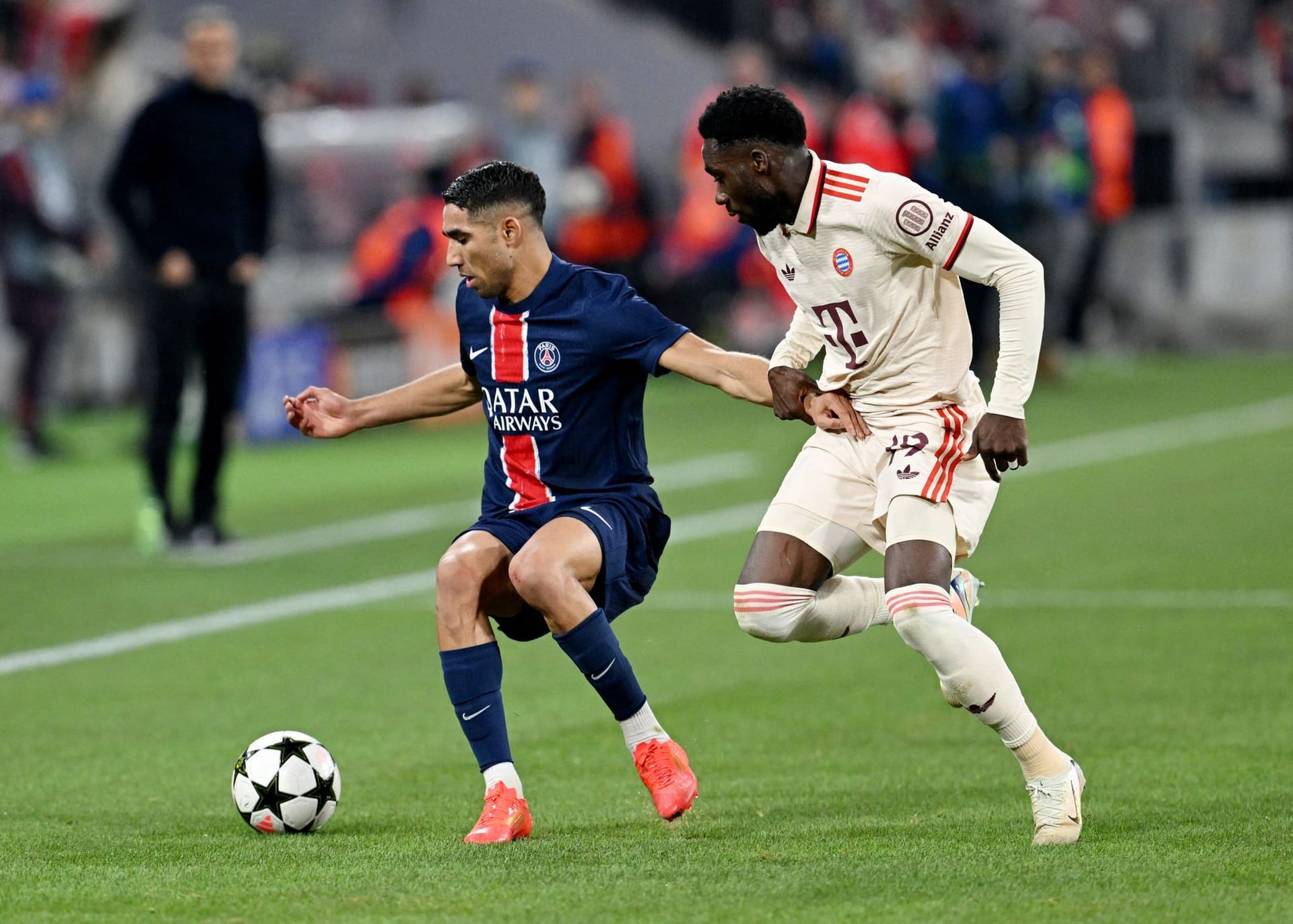 Alphonso Davies: Leistete sich gleich mehrere Konzentrationsfehler und Ballverluste (5., 20.). Hatte so seine Probleme mit Dembélé. Provozierte aber auch dessen gelb-rote Karte. Solider Auftritt. Note 3