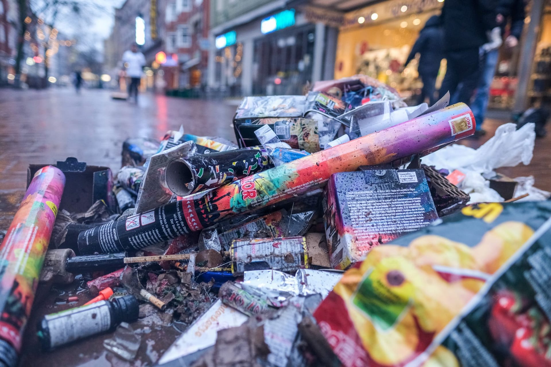 Abgebrannte Feuerwerkskörper und andere Überreste der Silvesternacht (Archivbild): Bislang können Kommunen privates Silvesterfeuerwerk nur eingeschränkt regulieren.