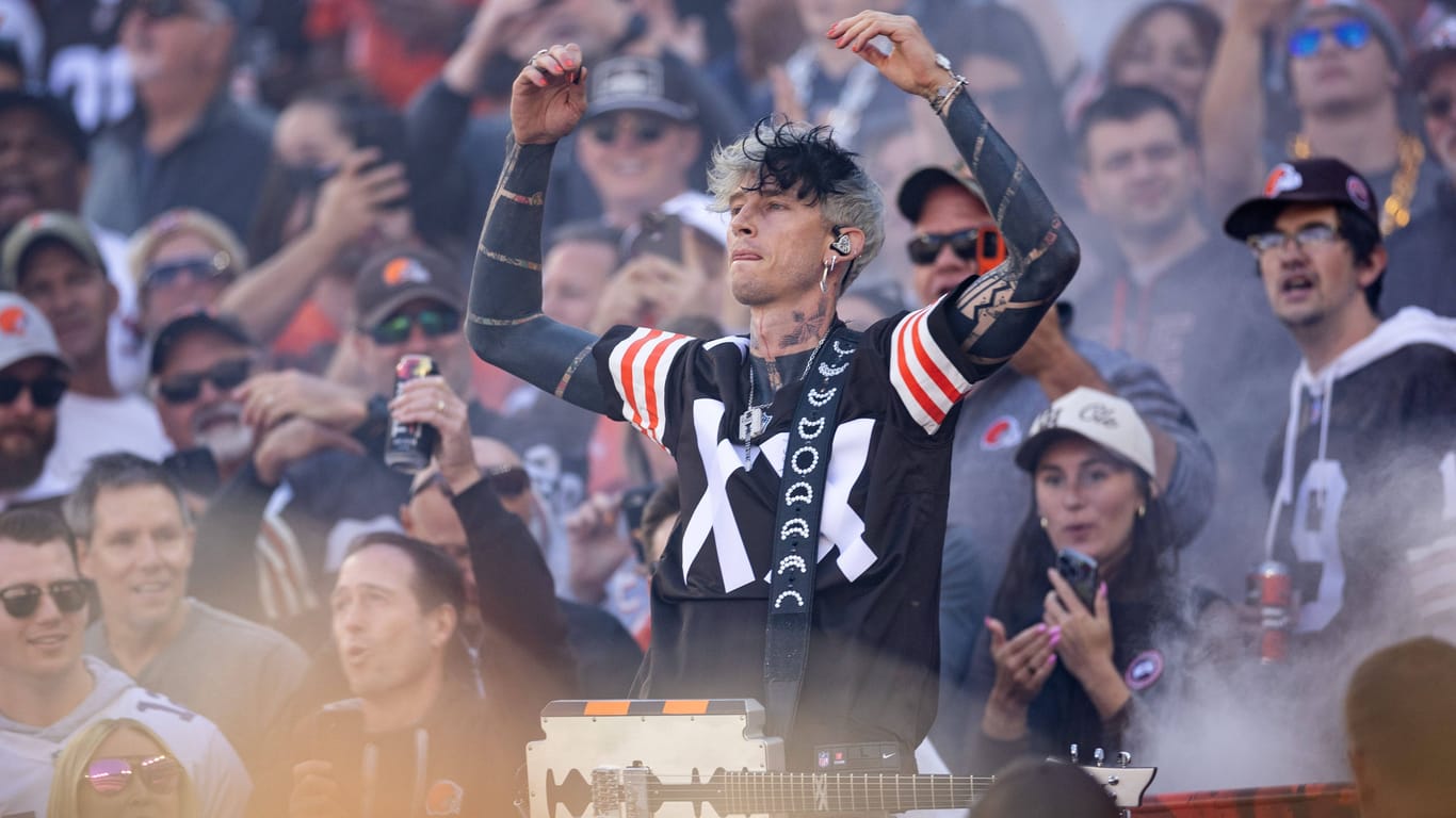 Machine Gun Kelly bei einem NFL-Spiel (Archivbild): Der US-Superstar wird in der Halbzeit den Fans einheizen.