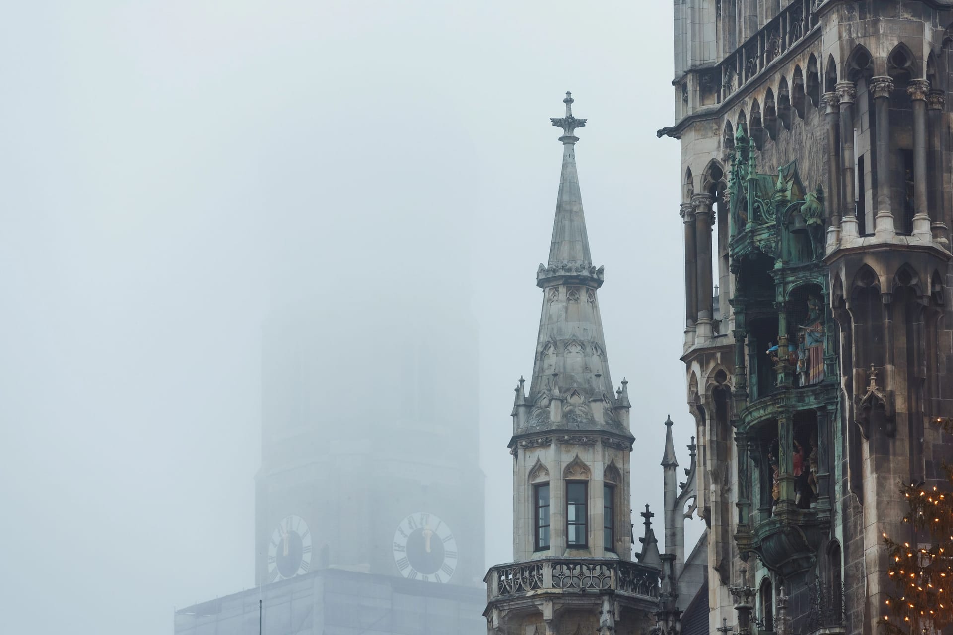 Nebel in München (Archivbild): Nach durchwachsenem Start wird es am Samstagmittag doch noch freundlich.