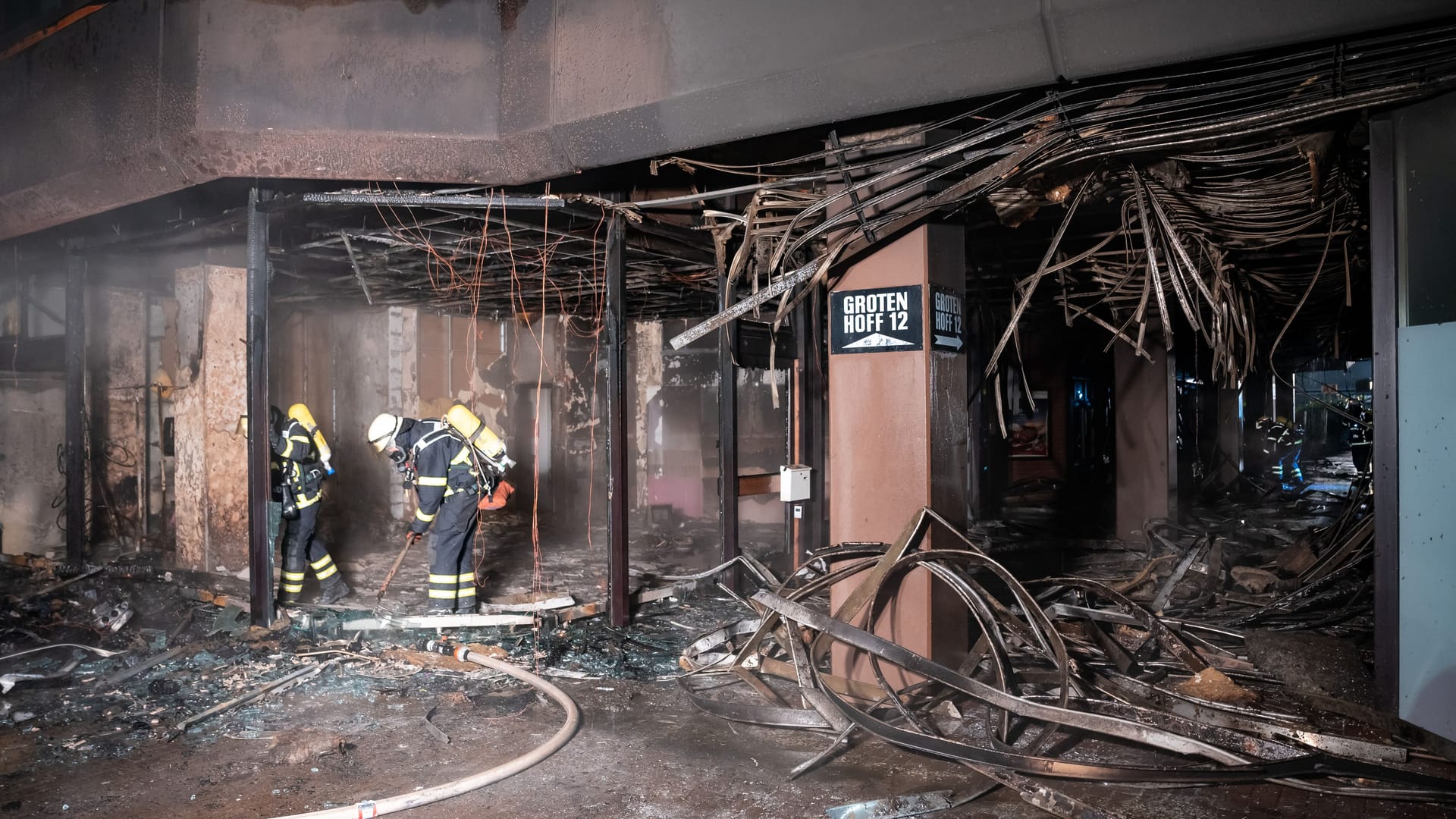 Ausgebrannte Ladenzeile: Die Feuerwehr war stundenlang im Einsatz.