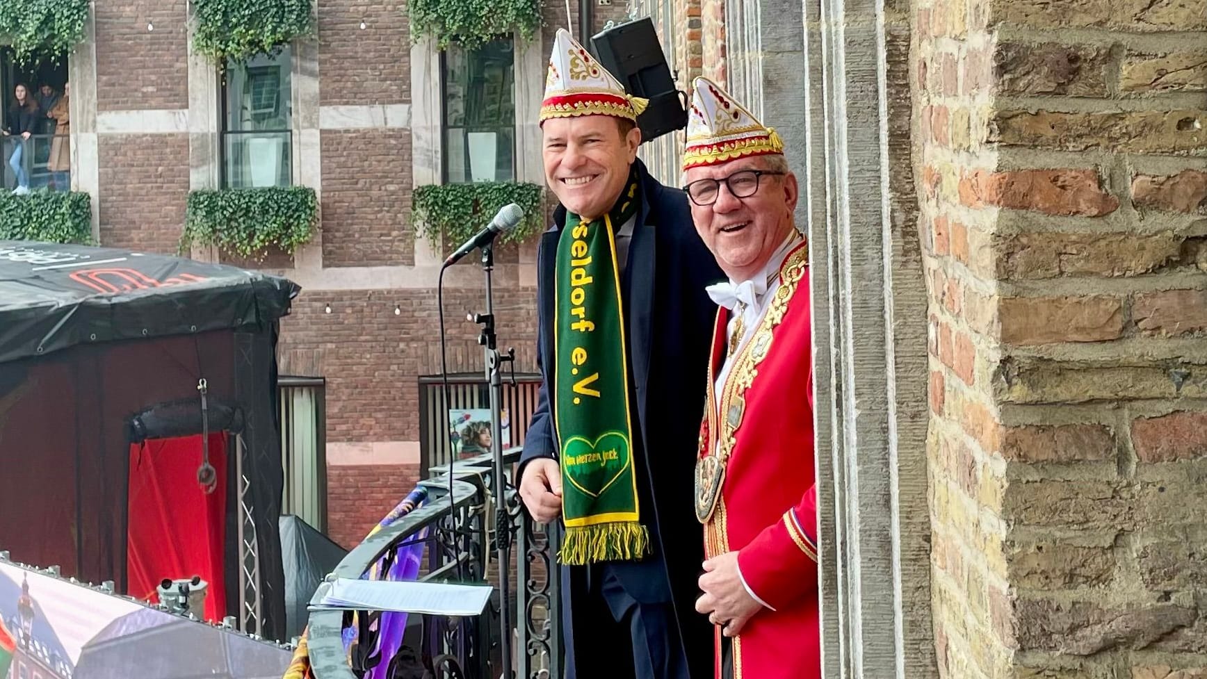 Oberbürgermeister Stephan Keller (links) und CC-Präsident Lothar Hörning auf dem Rathausbalkon.