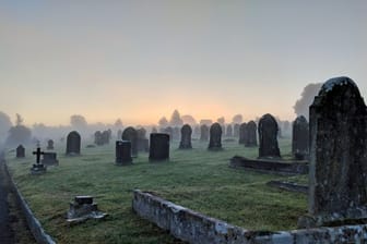 Ein Friedhof (Symbolbild): Besucher hatten im September eine blutverschmierte Leiche zwischen Gräbern auf dem Friedhof in Bremen-Walle entdeckt.