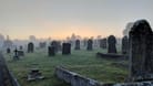 Ein Friedhof (Symbolbild): Besucher hatten im September eine blutverschmierte Leiche zwischen Gräbern auf dem Friedhof in Bremen-Walle entdeckt.