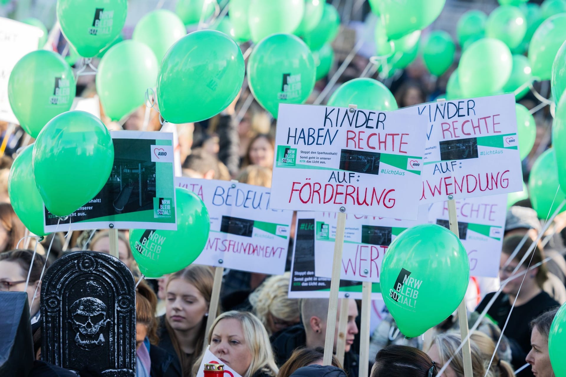 Kundgebung der Freien Wohlfahrtspflege vor dem Landtag