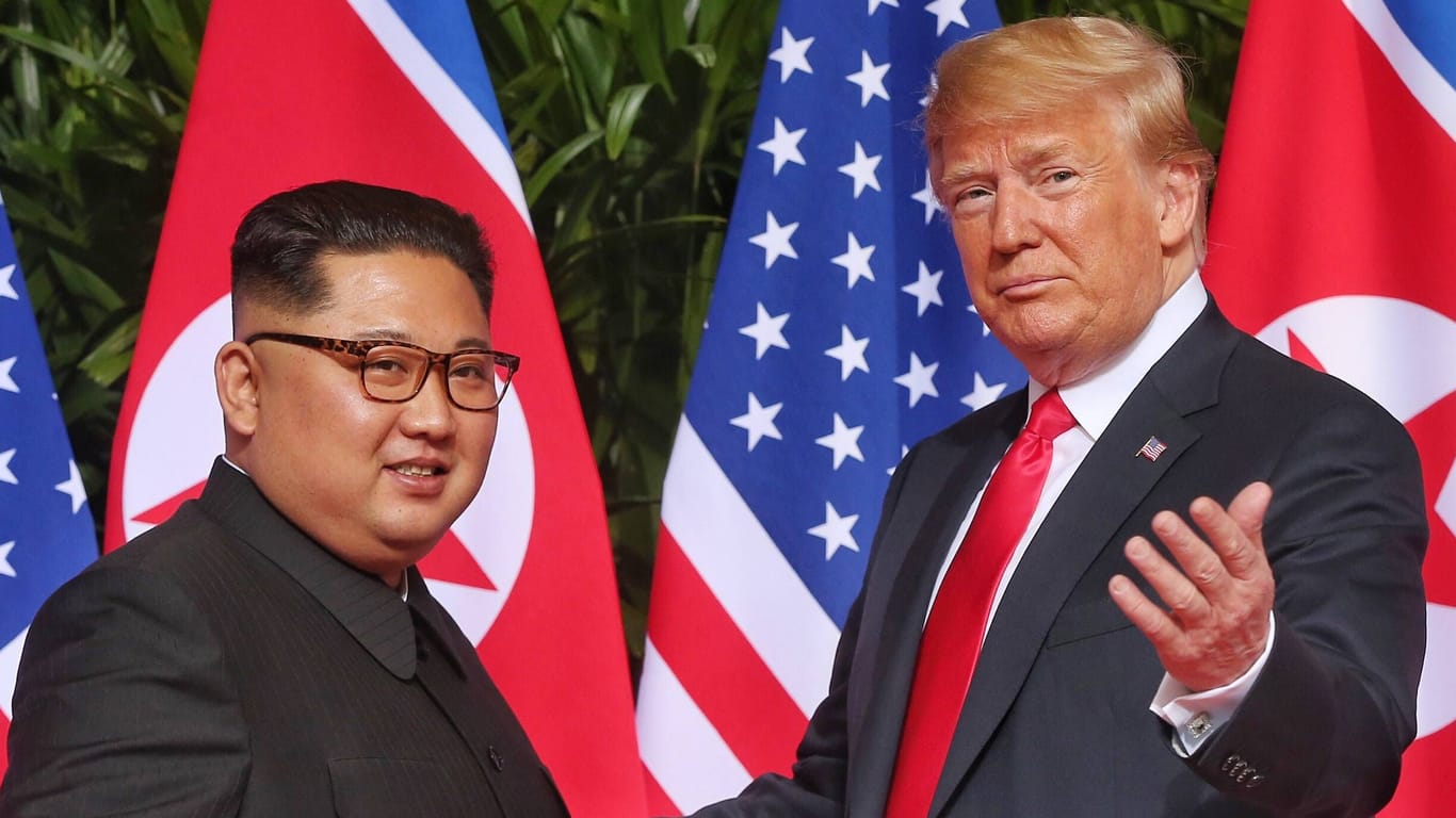 Kim Jong Un (l) und Donald Trump (Archivbild): Sie trafen bereits mehrmals aufeinander.