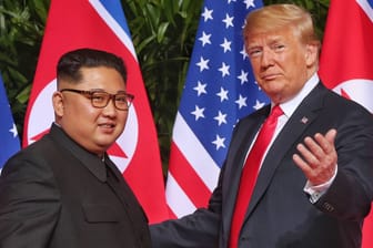 Kim Jong Un (l) und Donald Trump (Archivbild): Sie trafen bereits mehrmals aufeinander.