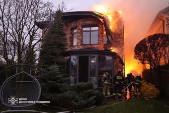 Feuerwehrleute löschen einen Brand in Dnipro, der nach einem russischen Rakeenangriff entstanden ist.