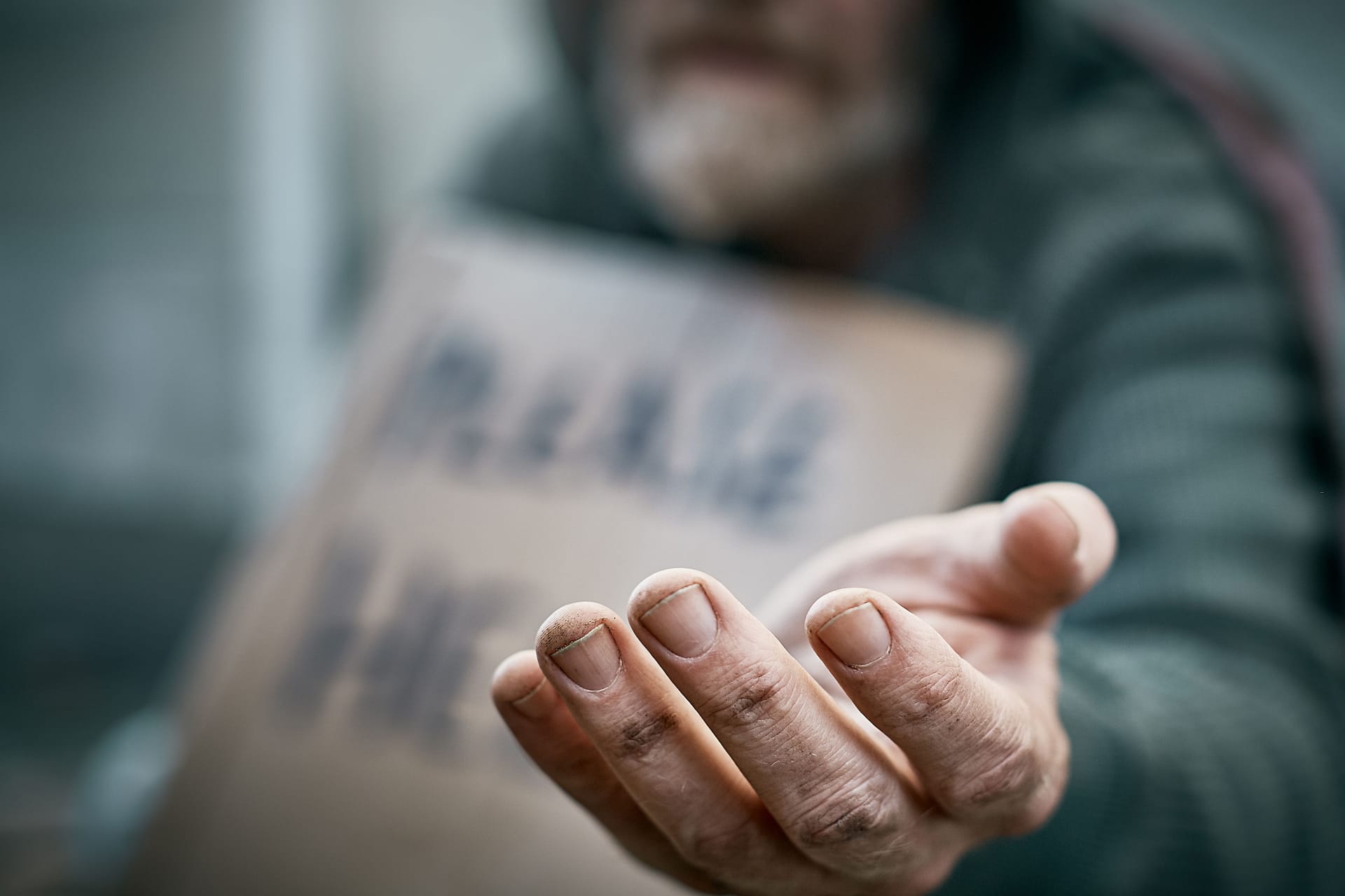 Ein Bettler streckt die Hand aus (Symbolbild): Ist das Betteln in Bahnen ein Grundrecht?