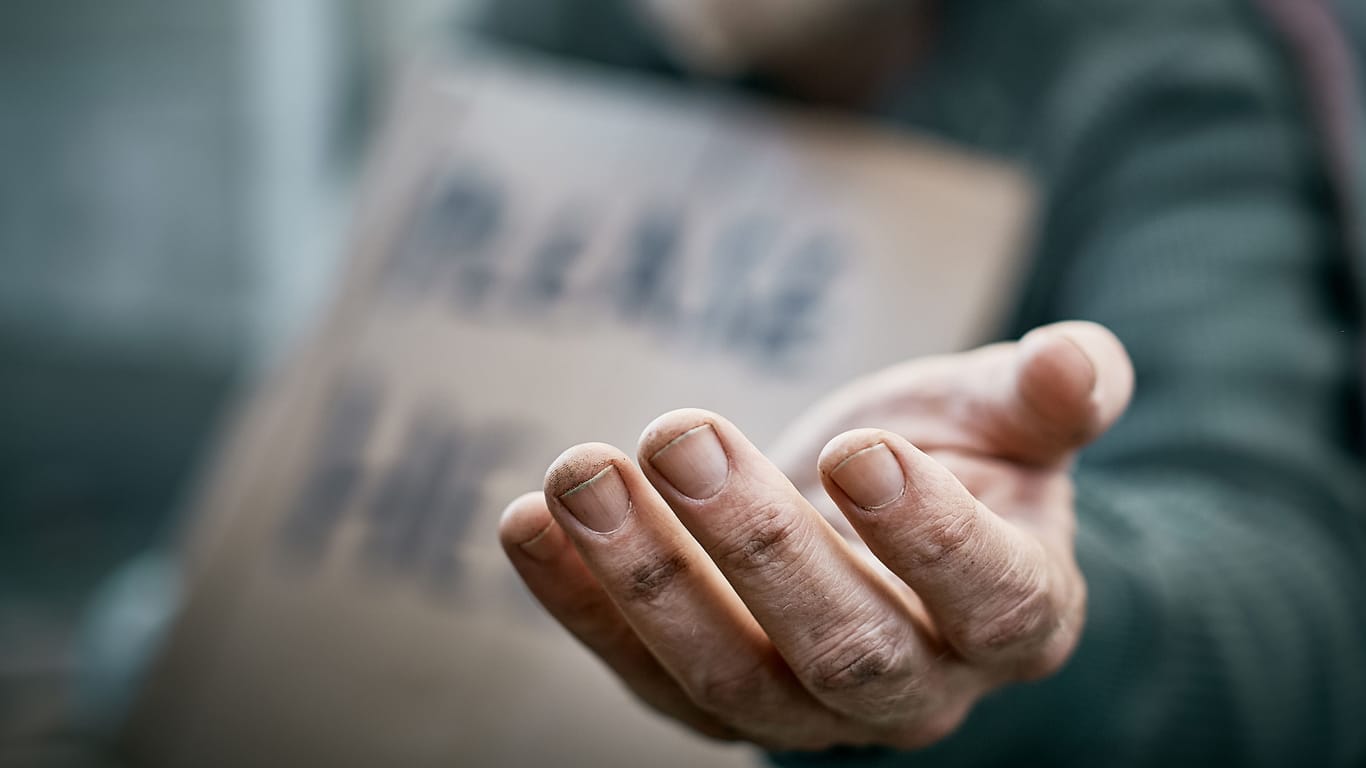 Ein Bettler streckt die Hand aus (Symbolbild): Ist das Betteln in Bahnen ein Grundrecht?