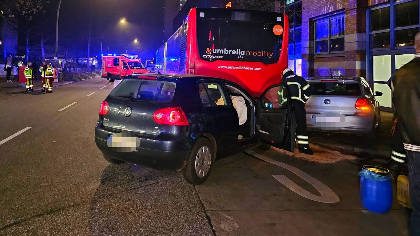 Unfallautos stehen vor dem Elbe-Einkaufszentrum: Ein Autofahrer hat beim Ausfahren aus dem Elbe-Einkaufszentrum einen anderen Autofahrer übersehen.