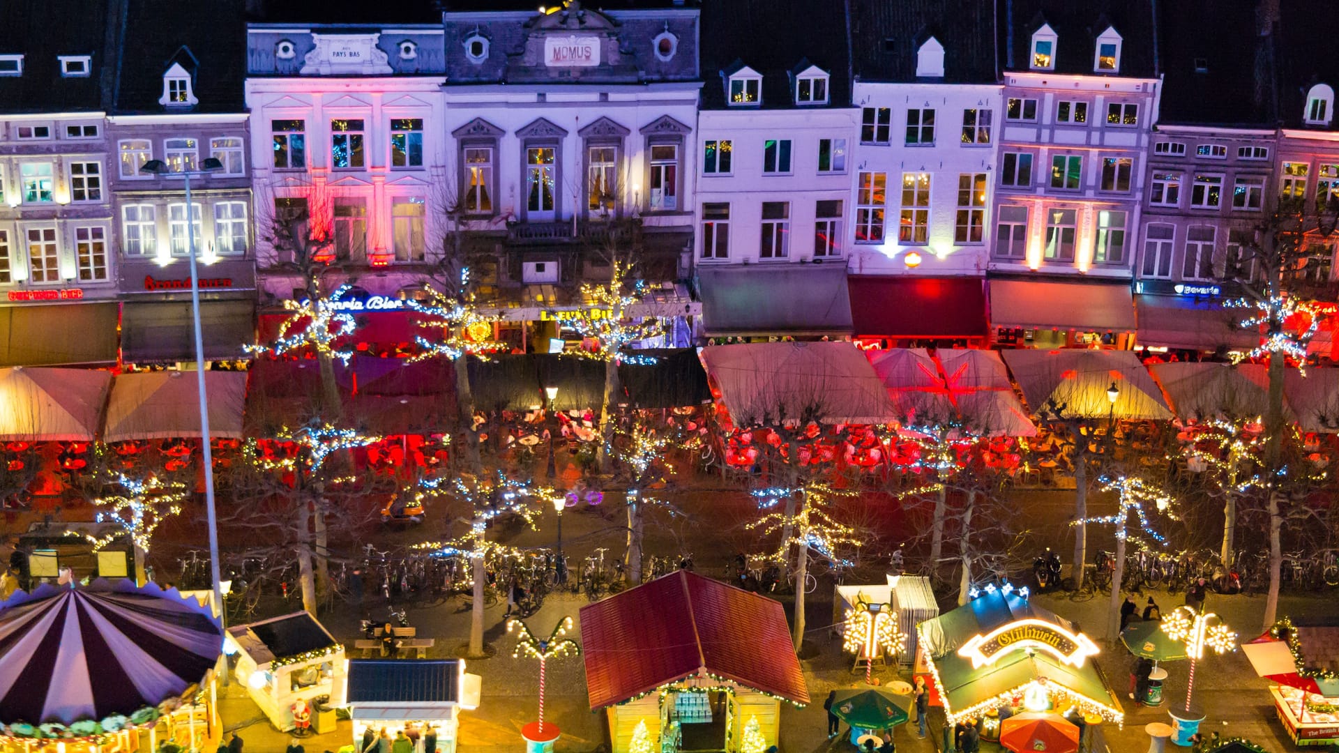 Vom Riesenrad aus haben Sie einen atemberaubenden Panoramablick über den festlich geschmückten Platz und die umliegende Stadt.