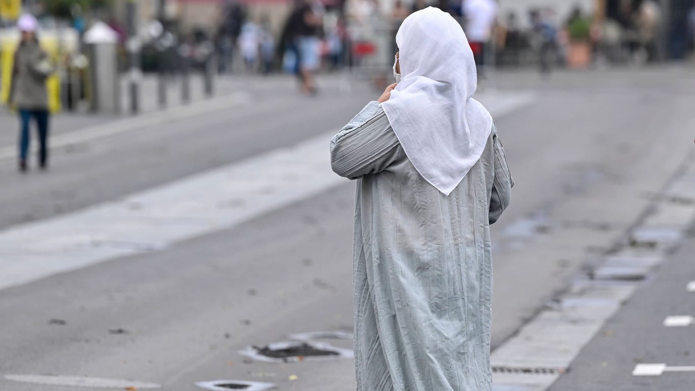 Frau mit Kopftuch (Archivbild): In Berlin ermittelt der Staatsschutz nach einer rassistischen Attacke.