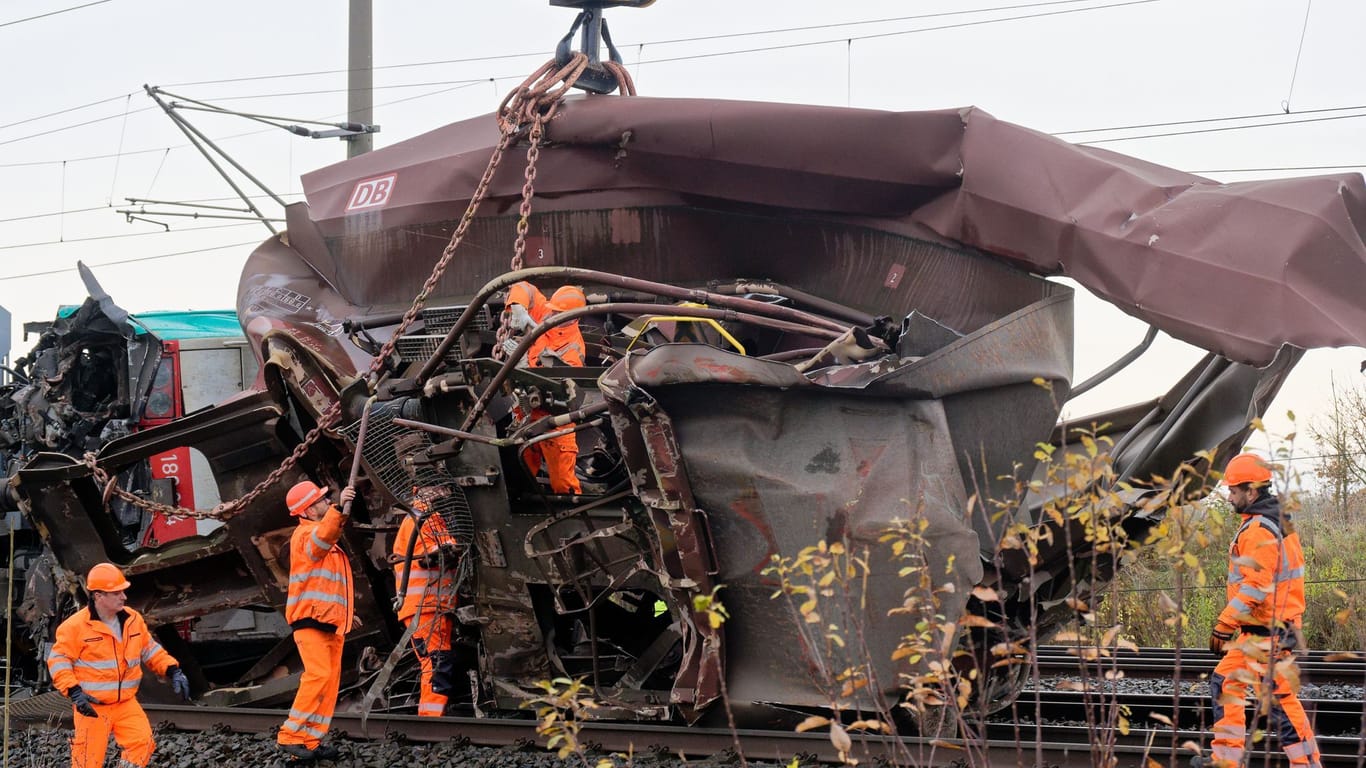 Entgleister Zug bei Köln - Bergung beginnt