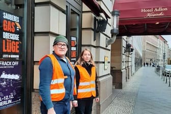 Protest vor dem Adlon-Hotel: Die Klimagruppe hat etwas gegen ein dort stattfindendes Expertentreffen zum Thema Flüssiggas-Terminals.