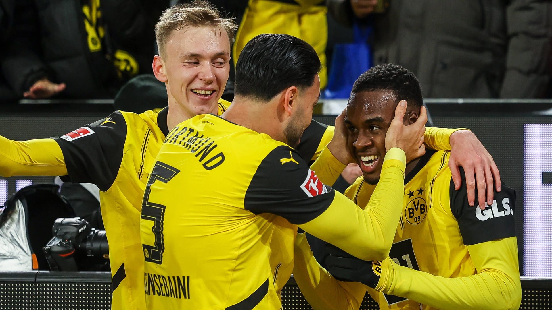 Der BVB wirkte in den Anfangsminuten gegen Bayern noch etwas nervös, nur um dann aufzudrehen. Die Defensive stabil, die Offensive immer wieder im Pressing. Das Bollwerk konnte jedoch nicht alles verhindern. Die Einzelkritik.