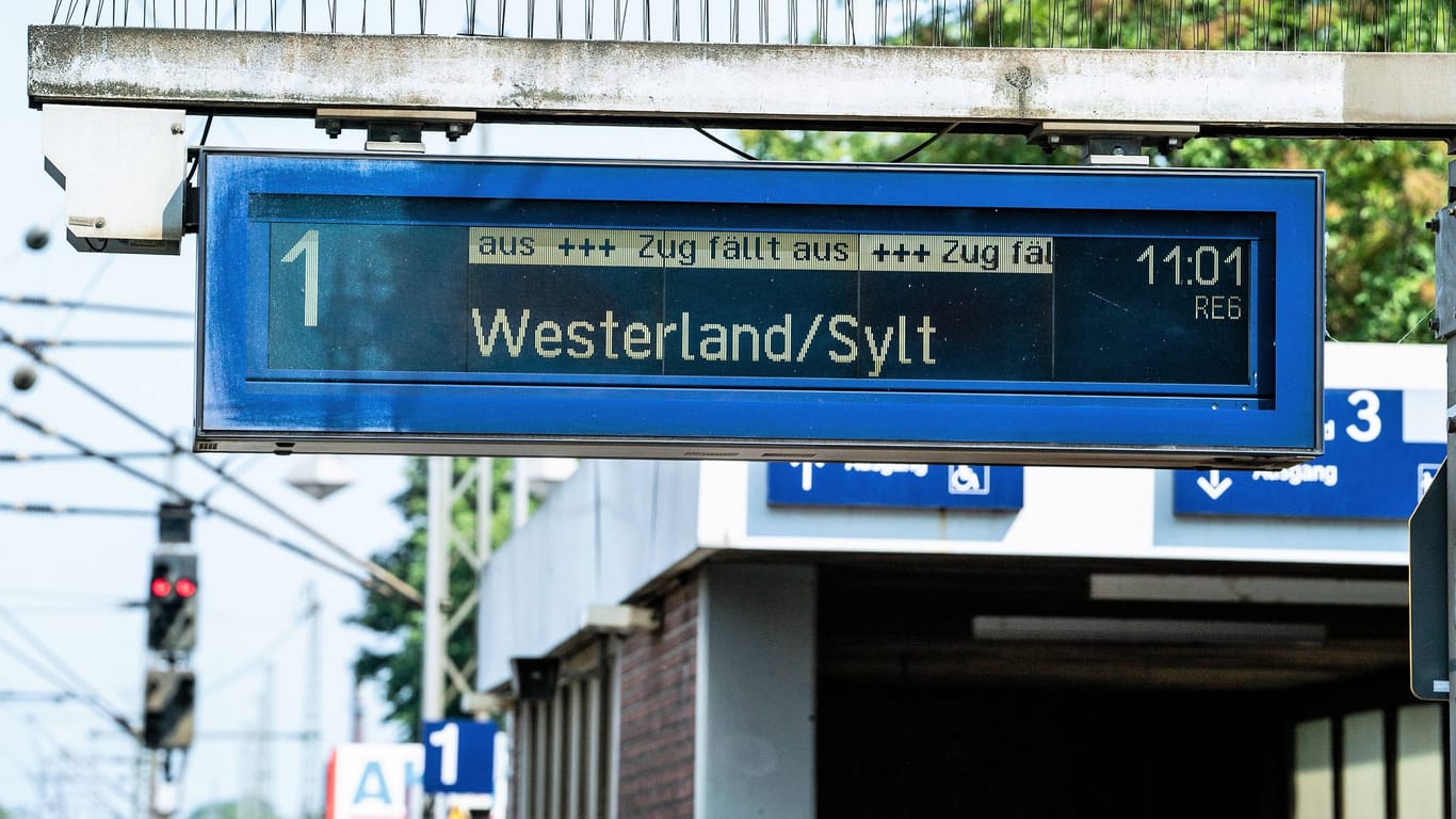 "Zug fällt aus" steht auf einer Anzeige (Archivbild): Auf der Marschbahn zwischen Hamburg und Sylt wird demnächst gebaut.