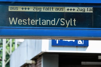 "Zug fällt aus" steht auf einer Anzeige (Archivbild): Auf der Marschbahn zwischen Hamburg und Sylt wird demnächst gebaut.