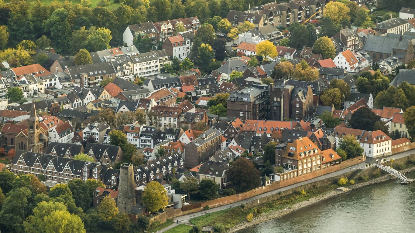 Kaiserswerth aus der Luft (Archivbild): Hier gibt es weder große Straßen noch eine Eisenbahn.