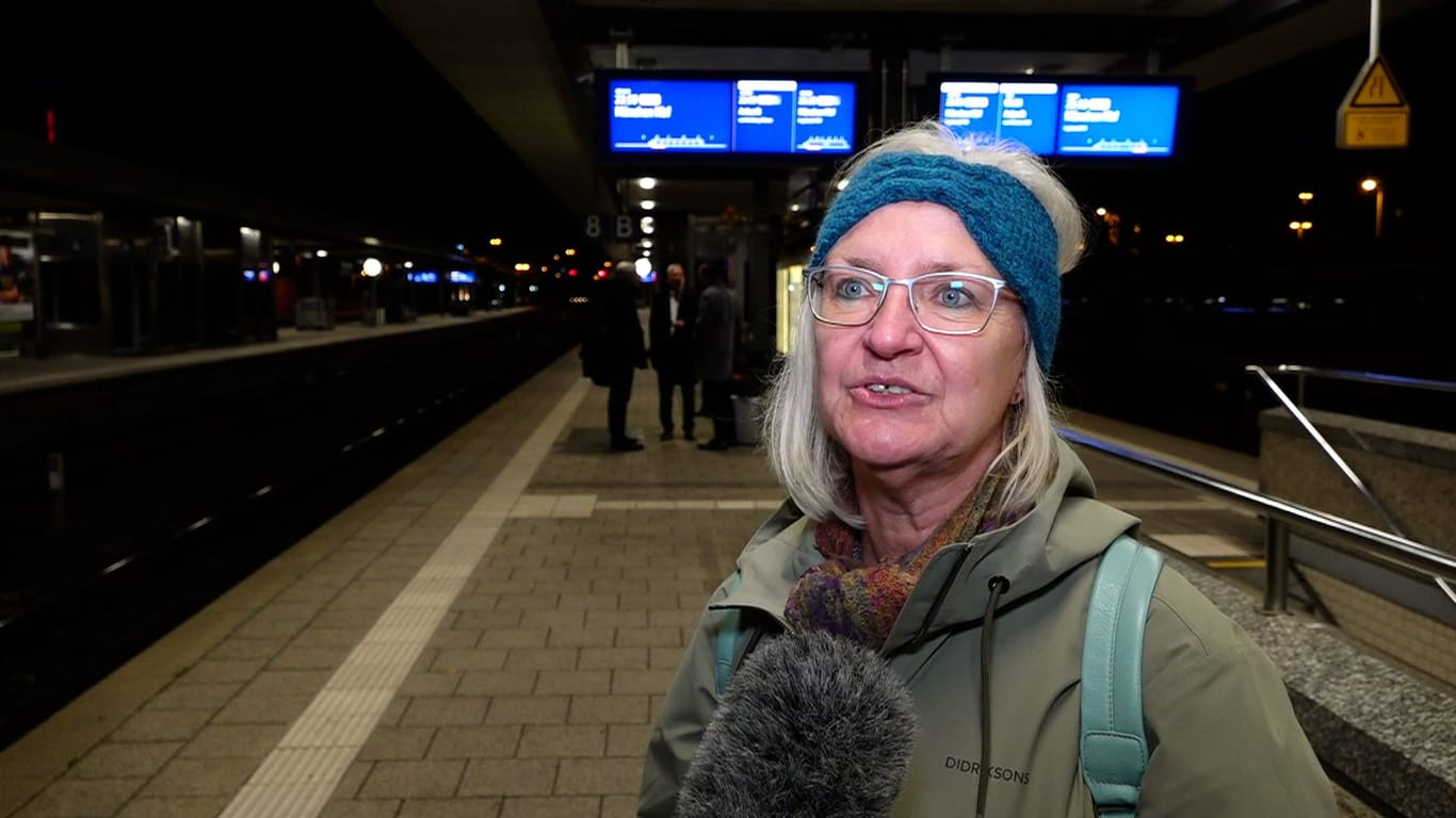 Eine Passantin am Nürnberger Hauptbahnhof: Sie sieht in Lindner einen "begnadeten Politiker".