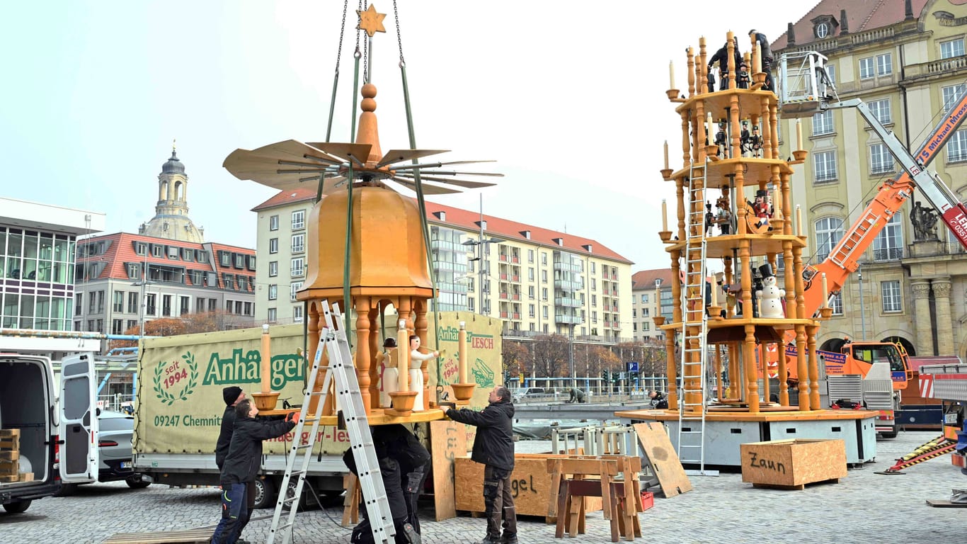 Die Vorbereitungen für den Stiezelmarkt laufen längst: Seit einer Woche thront bereits größte erzgbirgische Stufen-Weihnachtspyramide (14,6 Meter) auf dem Altmarkt.