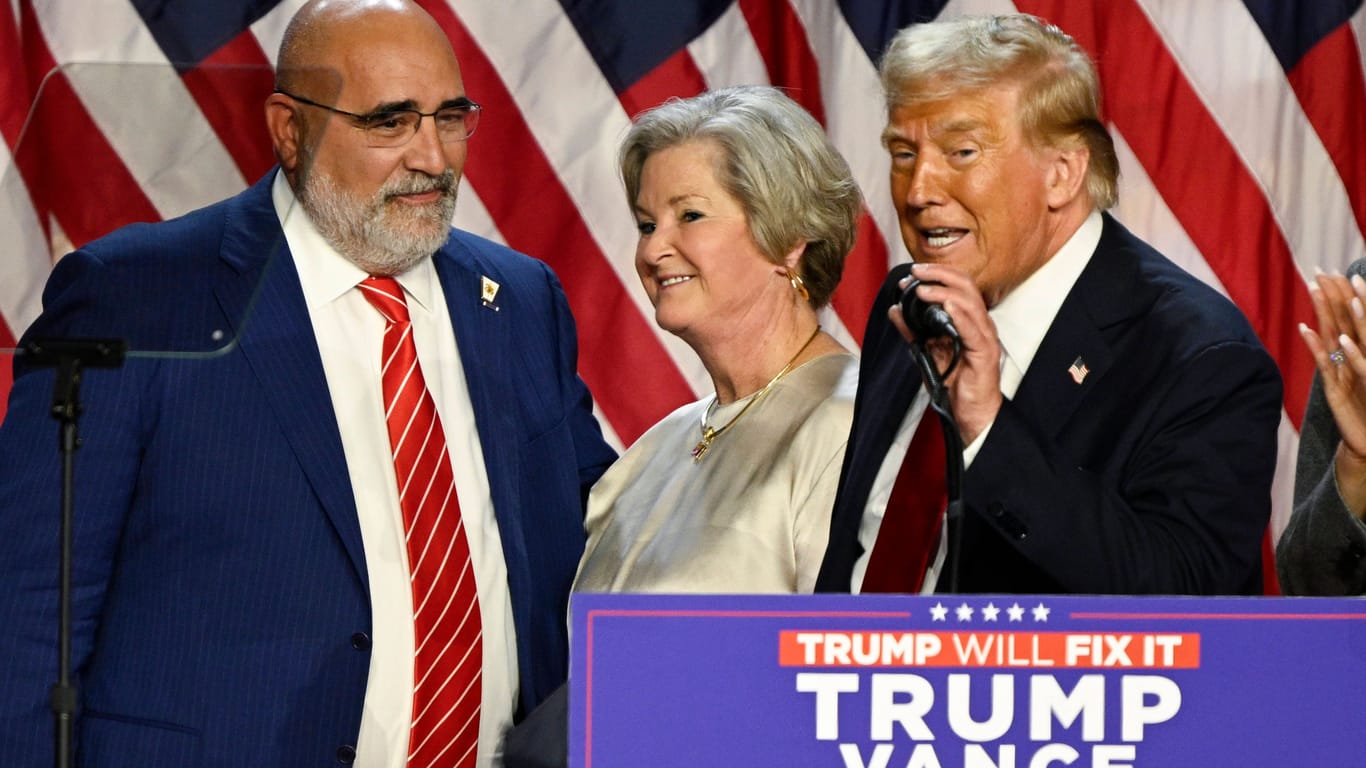 Donald Trump (r.), seine künftige Stabschefin im Weißen Haus, Susie Wiles, und Berater Chris LaCivita.