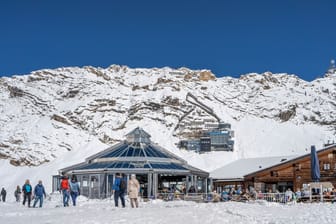 Touristen auf der Zugspitze: Im Hintergrund die Restaurants der Zugspitzbahnen.