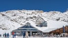 Touristen auf der Zugspitze: Im Hintergrund die Restaurants der Zugspitzbahnen.