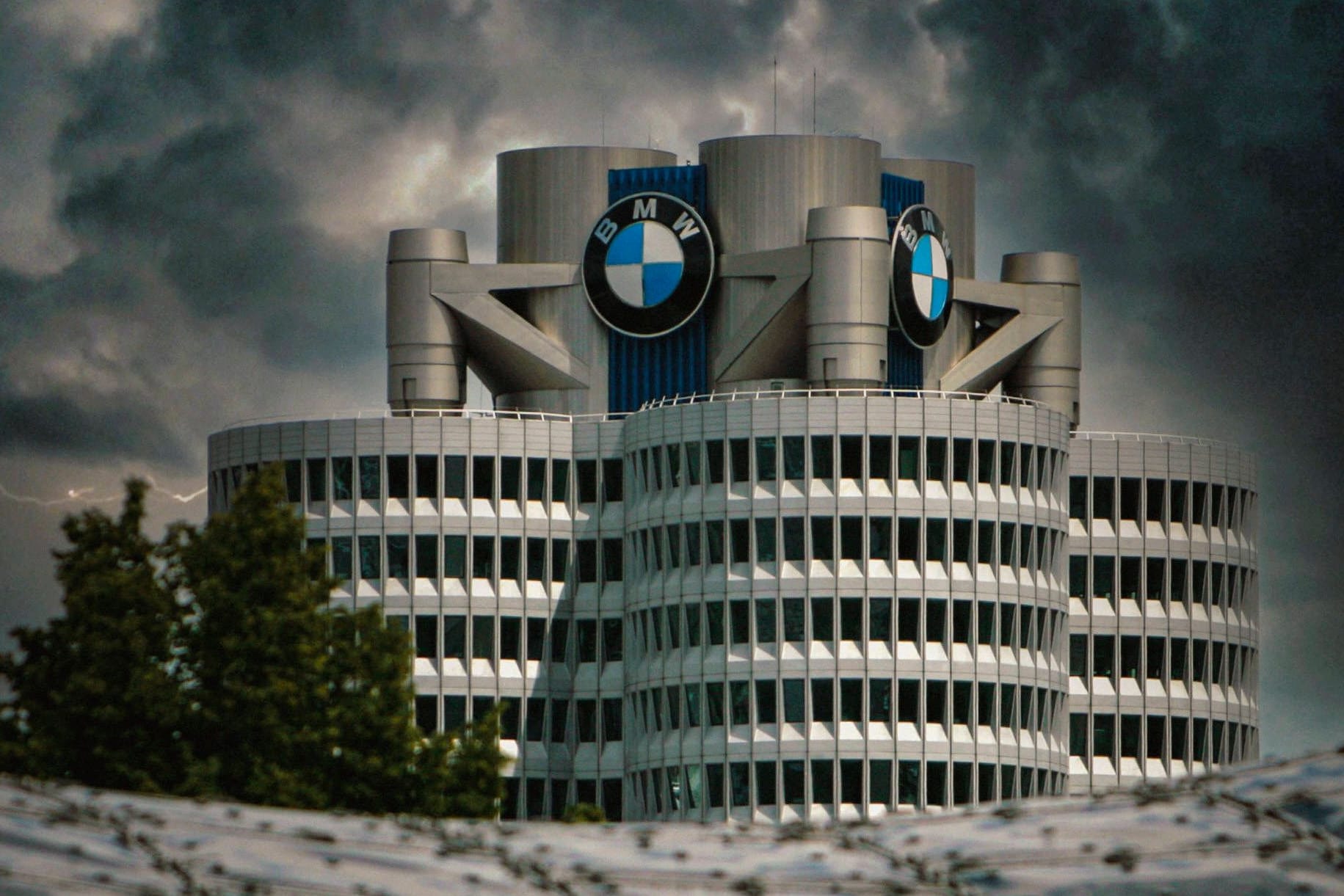 Massiver Gewinneinbruch bei BMW: Der Konzernüberschuss sank im dritten Quartal um 84 Prozent. Den deutschen Rivalen geht es ähnlich.