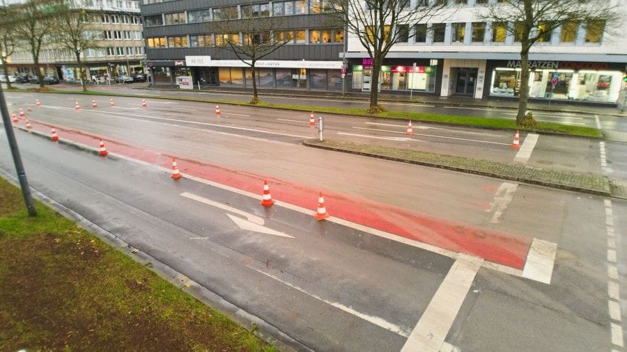 Um dem motorisierten Kraftverkehr eine Geradeausspur zur Verfügung zu stellen, wurden Teile der vorherigen großflächigen Rotmarkierung entfernt.