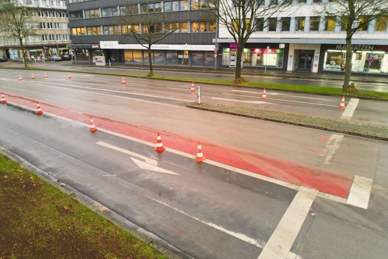 Um dem motorisierten Kraftverkehr eine Geradeausspur zur Verfügung zu stellen, wurden Teile der vorherigen großflächigen Rotmarkierung entfernt.