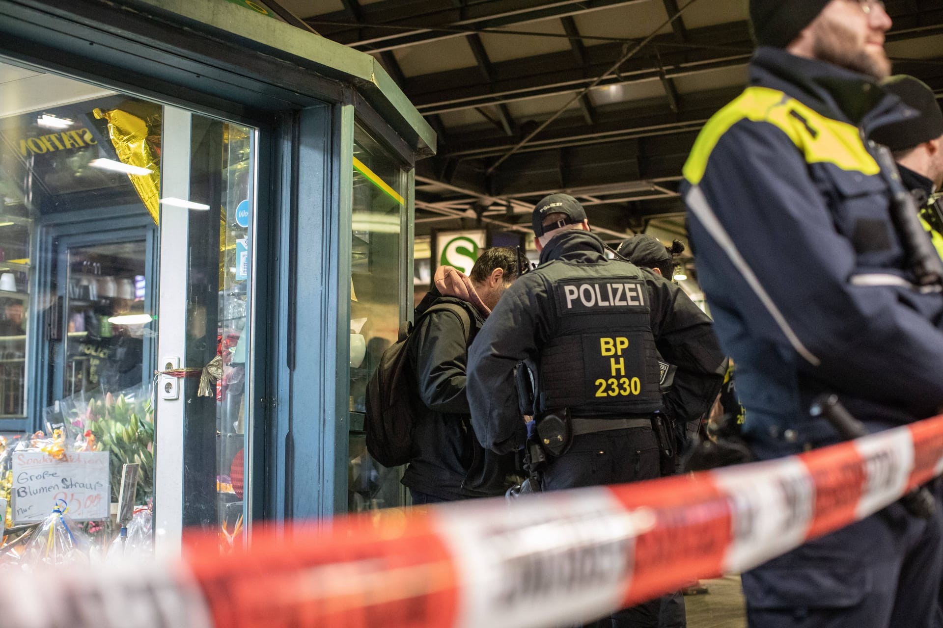 Polizeikontrolle am Hamburger Hauptbahnhof: In der Weihnachtszeit und an Silvester gelten strengere Regeln.