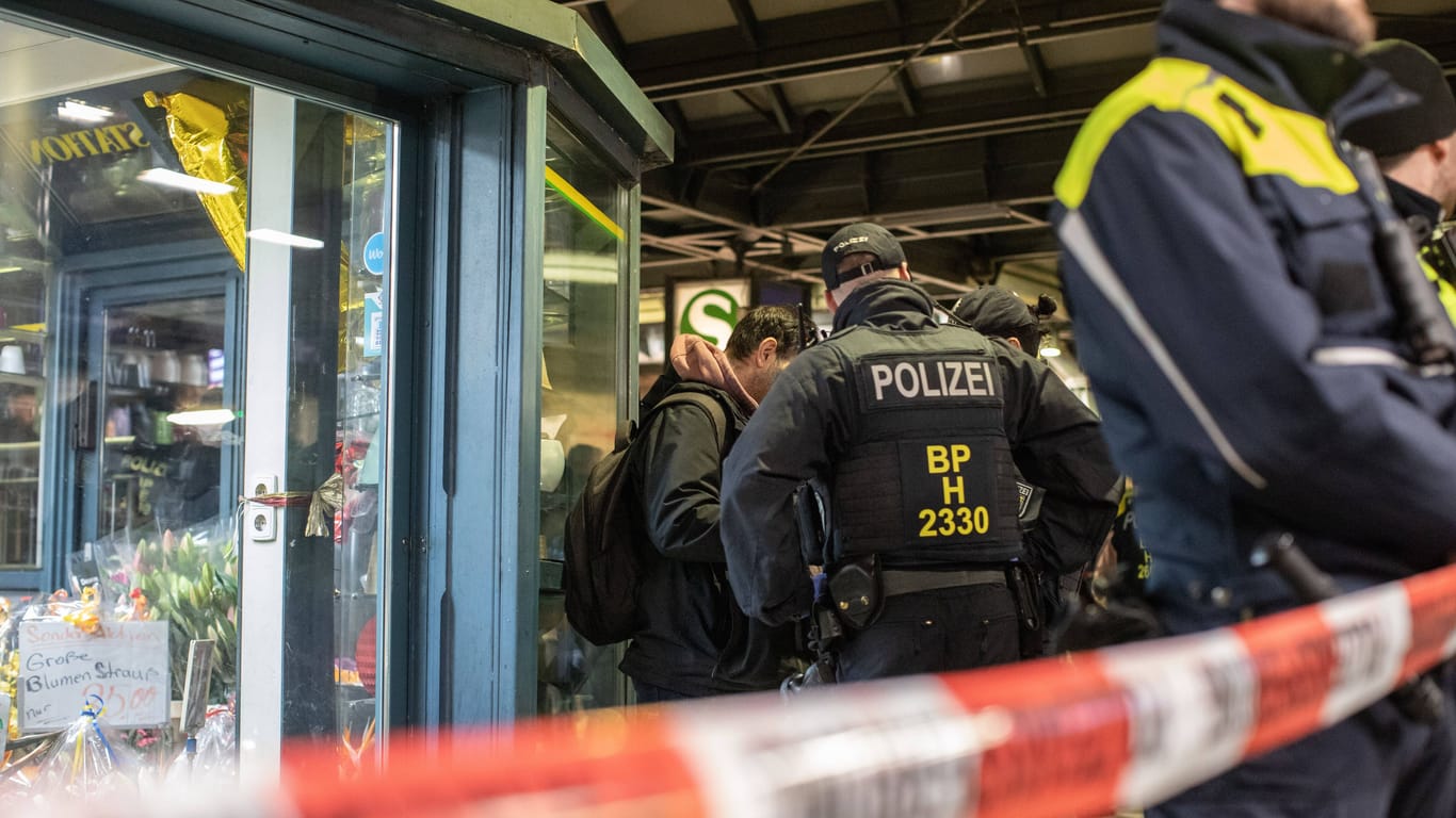 Polizeikontrolle am Hamburger Hauptbahnhof: In der Weihnachtszeit und an Silvester gelten strengere Regeln.