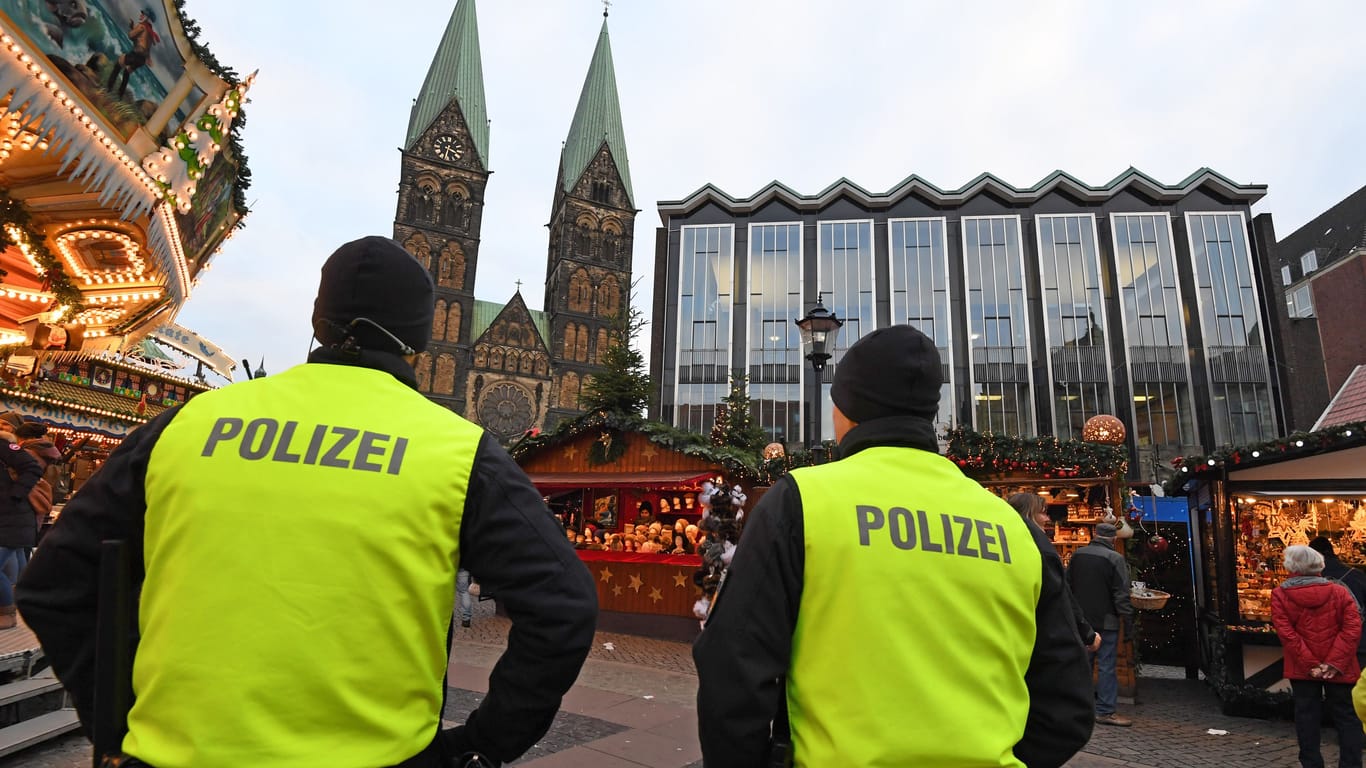 Die Polizei auf dem Bremer Weihnachtsmarkt (Archivbild): Neben den uniformierten Beamten sind auch zivile Einsatzkräfte vor Ort.