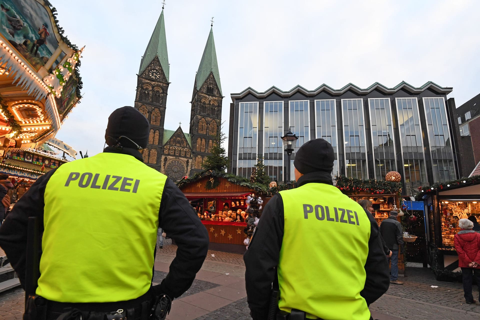 Die Polizei auf dem Bremer Weihnachtsmarkt (Archivbild): Neben den uniformierten Beamten sind auch zivile Einsatzkräfte vor Ort.