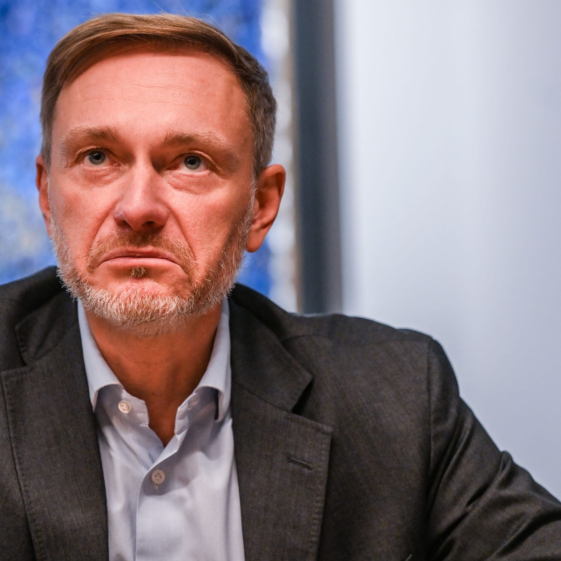 FDP-Parteichef Christian Lindner in seinem Büro (Archivbild): Seine Partei sieht sich scharfer Kritik ausgesetzt.