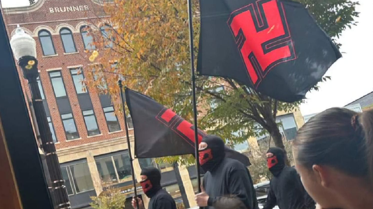 Neonazis marschieren durch Columbus, Ohio