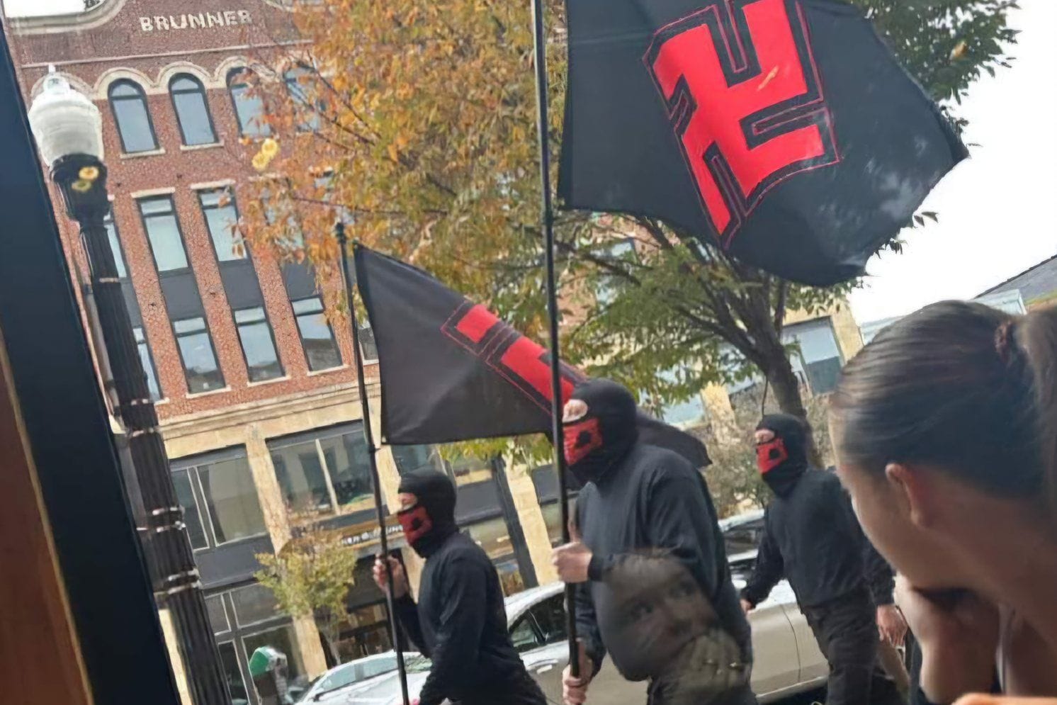 Neonazis marschieren durch Columbus, Ohio