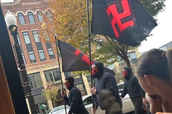 Neonazis marschieren durch Columbus, Ohio