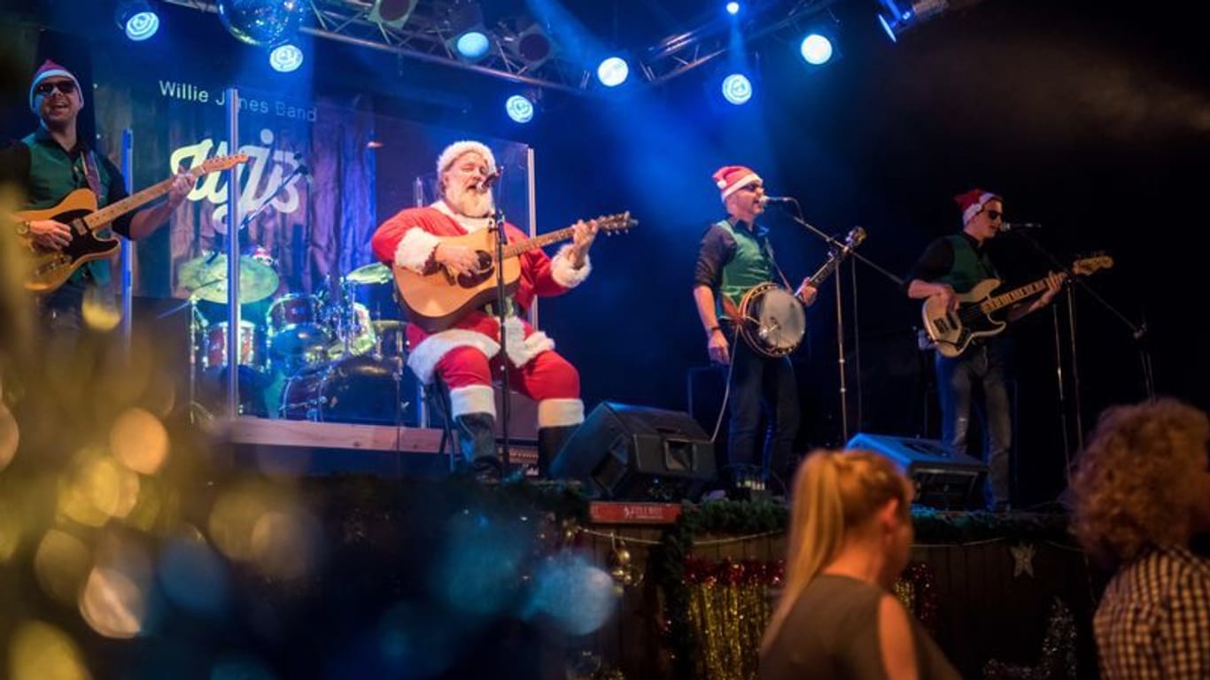 Zum Advent in der Westernstadt «Pullman City» steigt der Weihnachtsmann persönlich auf die Bühne.